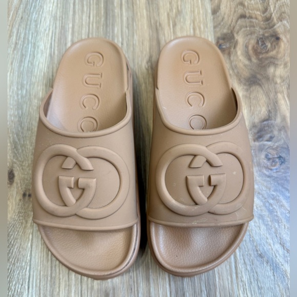 Gucci Rubber Slide Sandals Beige Tan Size 36 (US 6) Like New - Picture 1 of 6